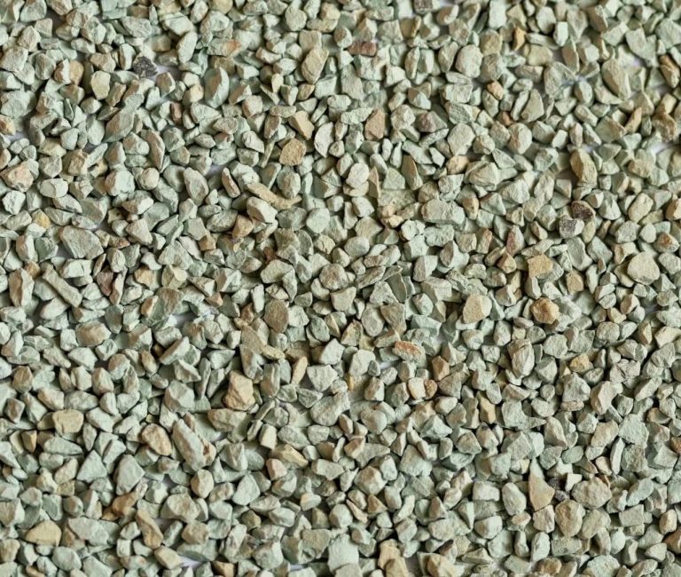 Diferença entre zeólita natural e zeólita sintética: soluções distintas para universos diferentes